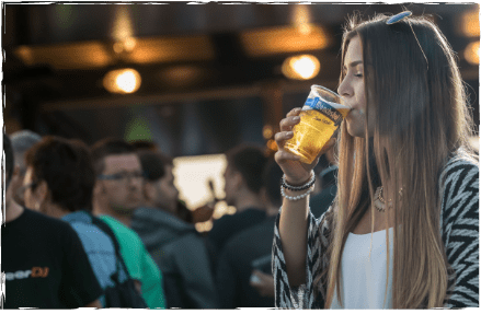[Translate to Englisch:] Frau trinkt Bier